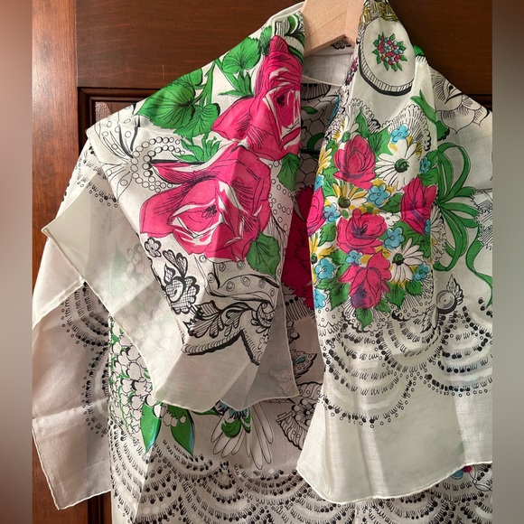 VTG Stunning Hand Rolled Silk floral scarf made in Japan. Vibrant colors - Picture 4 of 10